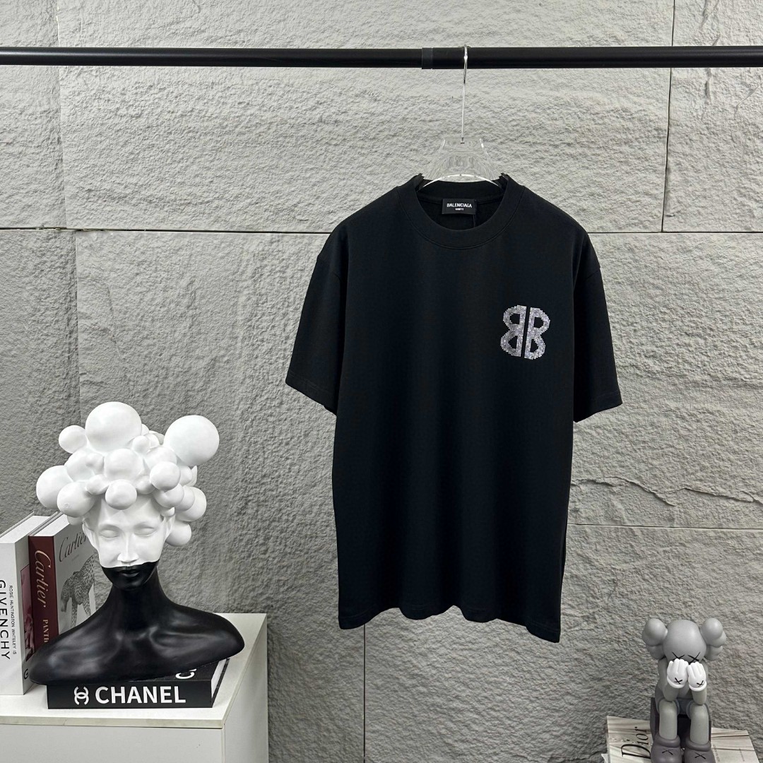 P80 Balenciaga*巴黎*2026 春夏新款短袖t恤 经典 立体烫钻工艺 定制双纱平纹纯棉面料 男女同款 颜色：黑色 白色 安哥拉红色 尺码： S （90-130斤） M （120-150斤） L （140-165斤） XL （160-180斤） XXL （180-210斤）
