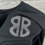 P80 Balenciaga*巴黎*2026 春夏新款短袖t恤 经典 立体烫钻工艺 定制双纱平纹纯棉面料 男女同款 颜色：黑色 白色 安哥拉红色 尺码： S （90-130斤） M （120-150斤） L （140-165斤） XL （160-180斤） XXL （180-210斤）