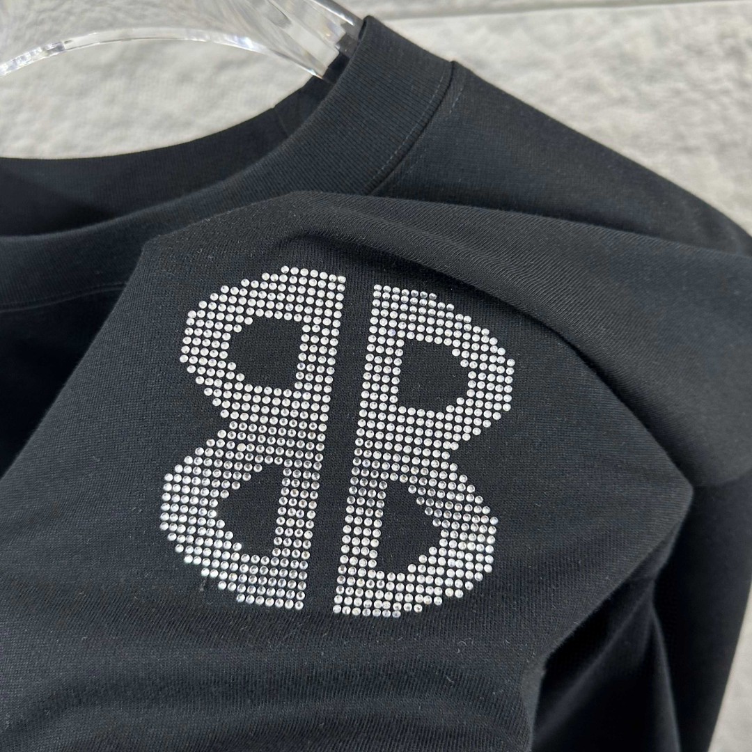 P80 Balenciaga*巴黎*2026 春夏新款短袖t恤 经典 立体烫钻工艺 定制双纱平纹纯棉面料 男女同款 颜色：黑色 白色 安哥拉红色 尺码： S （90-130斤） M （120-150斤） L （140-165斤） XL （160-180斤） XXL （180-210斤）