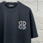 P80 Balenciaga*巴黎*2026 春夏新款短袖t恤 经典 立体烫钻工艺 定制双纱平纹纯棉面料 男女同款 颜色：黑色 白色 安哥拉红色 尺码： S （90-130斤） M （120-150斤） L （140-165斤） XL （160-180斤） XXL （180-210斤）