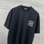 P80 Balenciaga*巴黎*2026 春夏新款短袖t恤 经典 立体烫钻工艺 定制双纱平纹纯棉面料 男女同款 颜色：黑色 白色 安哥拉红色 尺码： S （90-130斤） M （120-150斤） L （140-165斤） XL （160-180斤） XXL （180-210斤）