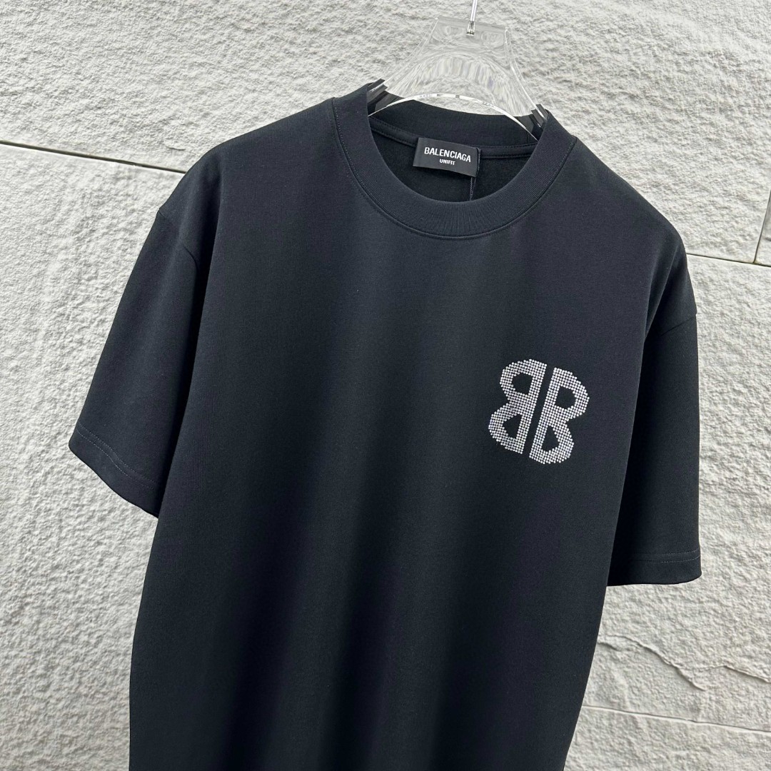 P80 Balenciaga*巴黎*2026 春夏新款短袖t恤 经典 立体烫钻工艺 定制双纱平纹纯棉面料 男女同款 颜色：黑色 白色 安哥拉红色 尺码： S （90-130斤） M （120-150斤） L （140-165斤） XL （160-180斤） XXL （180-210斤）