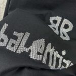 P80 Balenciaga*巴黎*2026 春夏新款短袖t恤 经典 立体烫钻工艺 定制双纱平纹纯棉面料 男女同款 颜色：黑色 白色 安哥拉红色 尺码： S （90-130斤） M （120-150斤） L （140-165斤） XL （160-180斤） XXL （180-210斤）