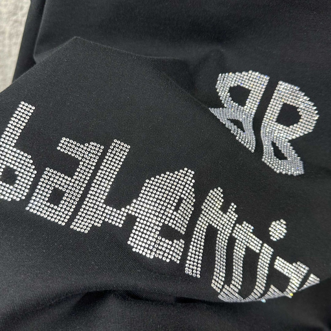 P80 Balenciaga*巴黎*2026 春夏新款短袖t恤 经典 立体烫钻工艺 定制双纱平纹纯棉面料 男女同款 颜色：黑色 白色 安哥拉红色 尺码： S （90-130斤） M （120-150斤） L （140-165斤） XL （160-180斤） XXL （180-210斤）