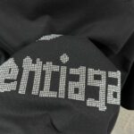 P80 Balenciaga*巴黎*2026 春夏新款短袖t恤 经典 立体烫钻工艺 定制双纱平纹纯棉面料 男女同款 颜色：黑色 白色 安哥拉红色 尺码： S （90-130斤） M （120-150斤） L （140-165斤） XL （160-180斤） XXL （180-210斤）