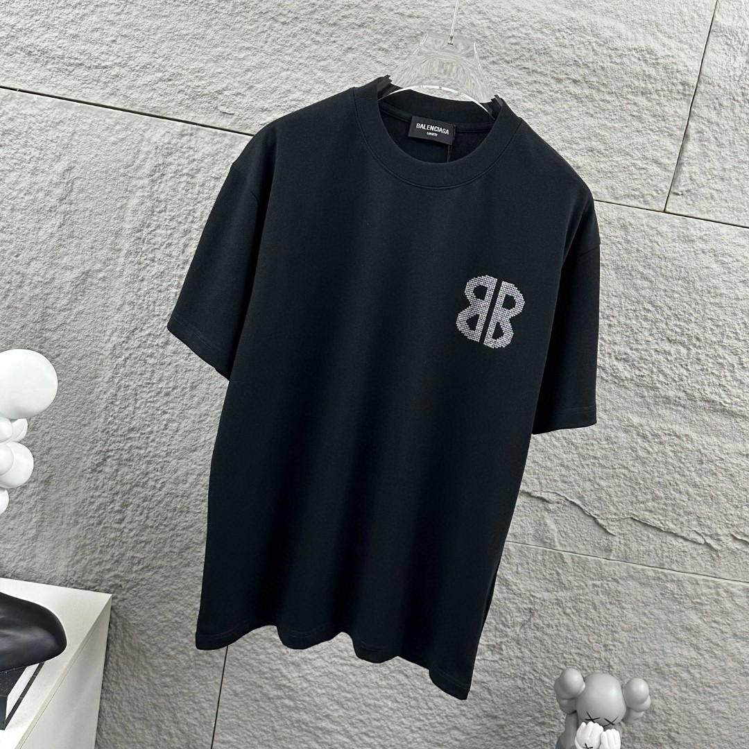P80 Balenciaga*巴黎*2026 春夏新款短袖t恤 经典 立体烫钻工艺 定制双纱平纹纯棉面料 男女同款 颜色：黑色 白色 安哥拉红色 尺码： S （90-130斤） M （120-150斤） L （140-165斤） XL （160-180斤） XXL （180-210斤）