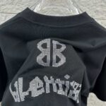 P80 Balenciaga*巴黎*2026 春夏新款短袖t恤 经典 立体烫钻工艺 定制双纱平纹纯棉面料 男女同款 颜色：黑色 白色 安哥拉红色 尺码： S （90-130斤） M （120-150斤） L （140-165斤） XL （160-180斤） XXL （180-210斤）