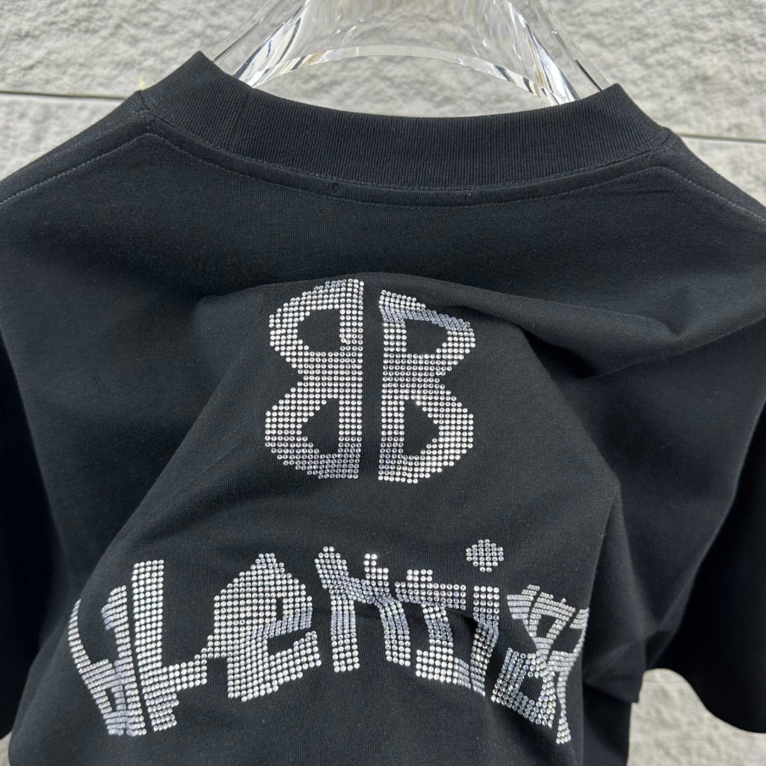 P80 Balenciaga*巴黎*2026 春夏新款短袖t恤 经典 立体烫钻工艺 定制双纱平纹纯棉面料 男女同款 颜色：黑色 白色 安哥拉红色 尺码： S （90-130斤） M （120-150斤） L （140-165斤） XL （160-180斤） XXL （180-210斤）