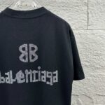 P80 Balenciaga*巴黎*2026 春夏新款短袖t恤 经典 立体烫钻工艺 定制双纱平纹纯棉面料 男女同款 颜色：黑色 白色 安哥拉红色 尺码： S （90-130斤） M （120-150斤） L （140-165斤） XL （160-180斤） XXL （180-210斤）