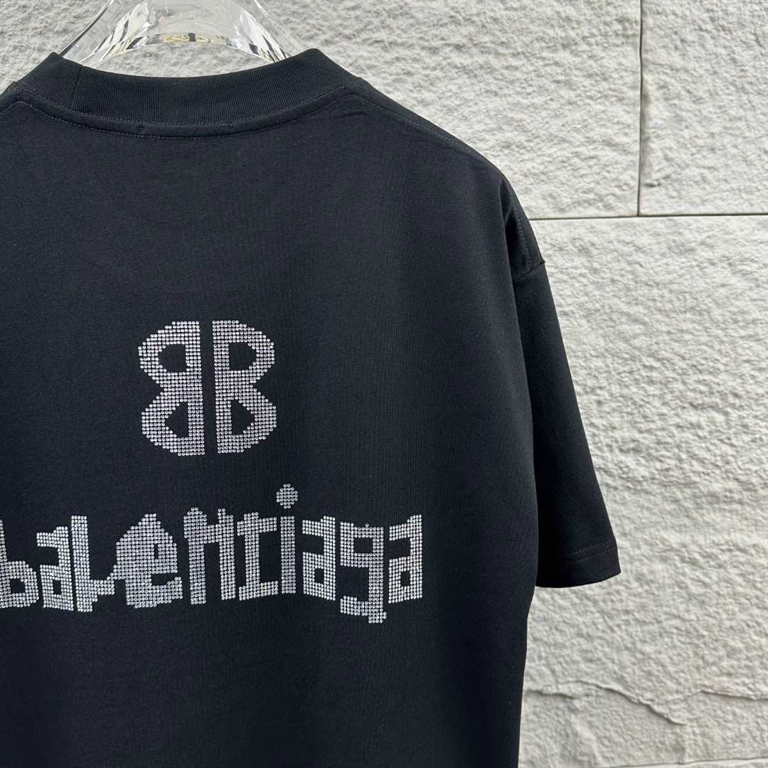P80 Balenciaga*巴黎*2026 春夏新款短袖t恤 经典 立体烫钻工艺 定制双纱平纹纯棉面料 男女同款 颜色：黑色 白色 安哥拉红色 尺码： S （90-130斤） M （120-150斤） L （140-165斤） XL （160-180斤） XXL （180-210斤）
