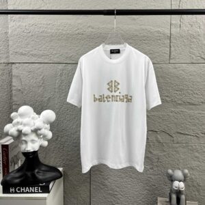 P80 Balenciaga*巴黎*2026 春夏新款短袖t恤 经典 立体贴布绣+烫珠工艺 定制双纱平纹纯棉面料 男女同款 颜色：黑色 白色 尺码： S （90-130斤） M （120-150斤） L （140-165斤） XL （160-180斤） XXL （180-210斤）
