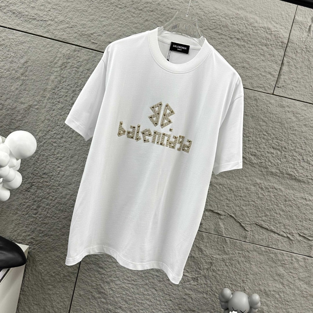 P80 Balenciaga*巴黎*2026 春夏新款短袖t恤 经典 立体贴布绣+烫珠工艺 定制双纱平纹纯棉面料 男女同款 颜色：黑色 白色 尺码： S （90-130斤） M （120-150斤） L （140-165斤） XL （160-180斤） XXL （180-210斤）