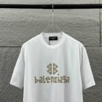 P80 Balenciaga*巴黎*2026 春夏新款短袖t恤 经典 立体贴布绣+烫珠工艺 定制双纱平纹纯棉面料 男女同款 颜色：黑色 白色 尺码： S （90-130斤） M （120-150斤） L （140-165斤） XL （160-180斤） XXL （180-210斤）