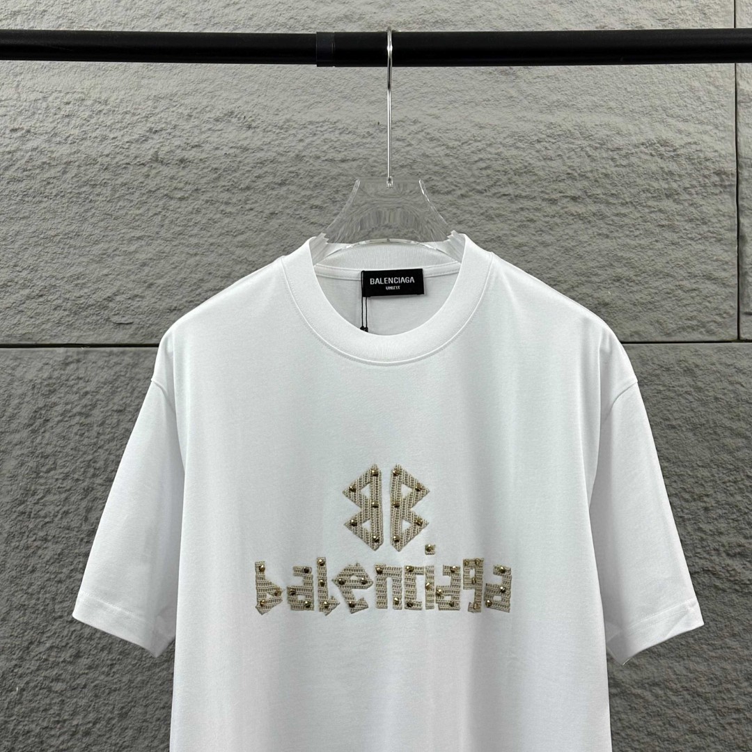 P80 Balenciaga*巴黎*2026 春夏新款短袖t恤 经典 立体贴布绣+烫珠工艺 定制双纱平纹纯棉面料 男女同款 颜色：黑色 白色 尺码： S （90-130斤） M （120-150斤） L （140-165斤） XL （160-180斤） XXL （180-210斤）