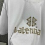 P80 Balenciaga*巴黎*2026 春夏新款短袖t恤 经典 立体贴布绣+烫珠工艺 定制双纱平纹纯棉面料 男女同款 颜色：黑色 白色 尺码： S （90-130斤） M （120-150斤） L （140-165斤） XL （160-180斤） XXL （180-210斤）
