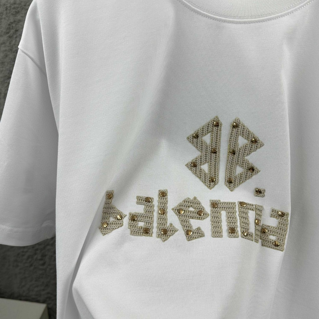 P80 Balenciaga*巴黎*2026 春夏新款短袖t恤 经典 立体贴布绣+烫珠工艺 定制双纱平纹纯棉面料 男女同款 颜色：黑色 白色 尺码： S （90-130斤） M （120-150斤） L （140-165斤） XL （160-180斤） XXL （180-210斤）