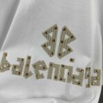 P80 Balenciaga*巴黎*2026 春夏新款短袖t恤 经典 立体贴布绣+烫珠工艺 定制双纱平纹纯棉面料 男女同款 颜色：黑色 白色 尺码： S （90-130斤） M （120-150斤） L （140-165斤） XL （160-180斤） XXL （180-210斤）