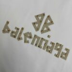P80 Balenciaga*巴黎*2026 春夏新款短袖t恤 经典 立体贴布绣+烫珠工艺 定制双纱平纹纯棉面料 男女同款 颜色：黑色 白色 尺码： S （90-130斤） M （120-150斤） L （140-165斤） XL （160-180斤） XXL （180-210斤）