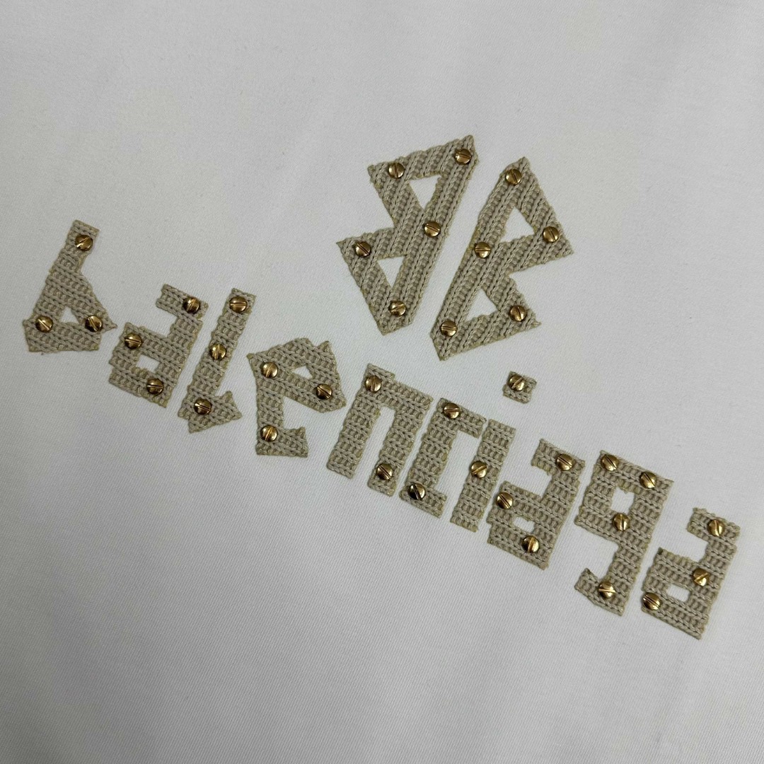 P80 Balenciaga*巴黎*2026 春夏新款短袖t恤 经典 立体贴布绣+烫珠工艺 定制双纱平纹纯棉面料 男女同款 颜色：黑色 白色 尺码： S （90-130斤） M （120-150斤） L （140-165斤） XL （160-180斤） XXL （180-210斤）