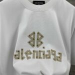 P80 Balenciaga*巴黎*2026 春夏新款短袖t恤 经典 立体贴布绣+烫珠工艺 定制双纱平纹纯棉面料 男女同款 颜色：黑色 白色 尺码： S （90-130斤） M （120-150斤） L （140-165斤） XL （160-180斤） XXL （180-210斤）
