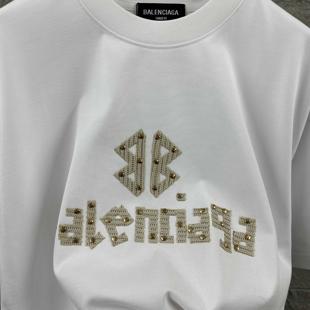 P80 Balenciaga*巴黎*2026 春夏新款短袖t恤 经典 立体贴布绣+烫珠工艺 定制双纱平纹纯棉面料 男女同款 颜色：黑色 白色 尺码： S （90-130斤） M （120-150斤） L （140-165斤） XL （160-180斤） XXL （180-210斤）
