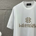 P80 Balenciaga*巴黎*2026 春夏新款短袖t恤 经典 立体贴布绣+烫珠工艺 定制双纱平纹纯棉面料 男女同款 颜色：黑色 白色 尺码： S （90-130斤） M （120-150斤） L （140-165斤） XL （160-180斤） XXL （180-210斤）
