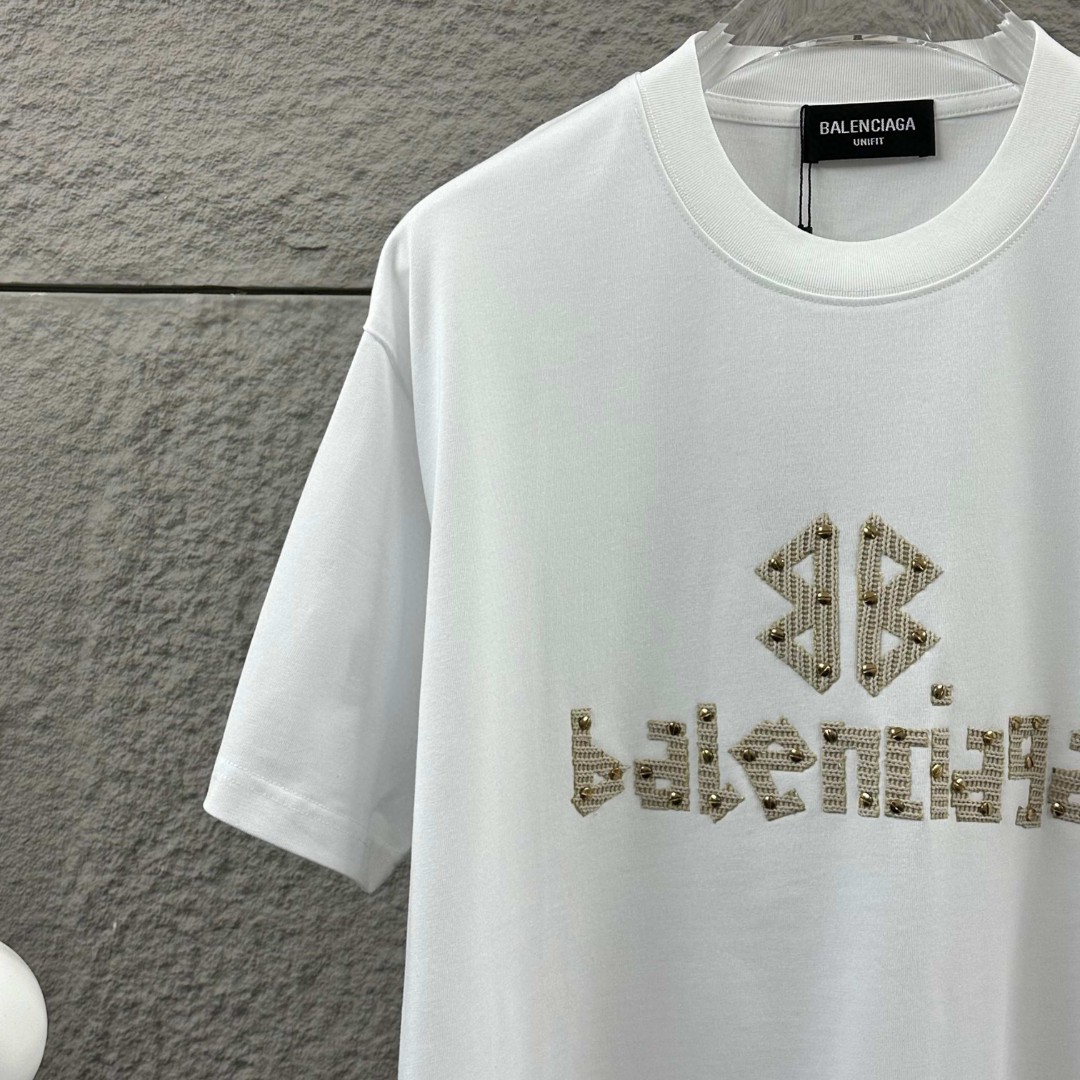 P80 Balenciaga*巴黎*2026 春夏新款短袖t恤 经典 立体贴布绣+烫珠工艺 定制双纱平纹纯棉面料 男女同款 颜色：黑色 白色 尺码： S （90-130斤） M （120-150斤） L （140-165斤） XL （160-180斤） XXL （180-210斤）