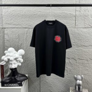 P80 Balenciaga*巴黎*2026 春夏新款短袖t恤 经典 立体厚板硅胶工艺+烫钻工艺 定制双纱平纹纯棉面料 男女同款 颜色：黑色 白色 尺码： S （90-130斤） M （120-150斤） L （140-165斤） XL （160-180斤） XXL （180-210斤）