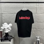 P80 Balenciaga*巴黎*2026 春夏新款短袖t恤 经典 立体厚板硅胶工艺+烫钻工艺 定制双纱平纹纯棉面料 男女同款 颜色：黑色 白色 尺码： S （90-130斤） M （120-150斤） L （140-165斤） XL （160-180斤） XXL （180-210斤）