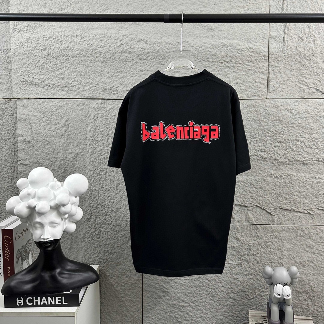 P80 Balenciaga*巴黎*2026 春夏新款短袖t恤 经典 立体厚板硅胶工艺+烫钻工艺 定制双纱平纹纯棉面料 男女同款 颜色：黑色 白色 尺码： S （90-130斤） M （120-150斤） L （140-165斤） XL （160-180斤） XXL （180-210斤）