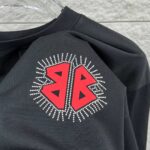 P80 Balenciaga*巴黎*2026 春夏新款短袖t恤 经典 立体厚板硅胶工艺+烫钻工艺 定制双纱平纹纯棉面料 男女同款 颜色：黑色 白色 尺码： S （90-130斤） M （120-150斤） L （140-165斤） XL （160-180斤） XXL （180-210斤）