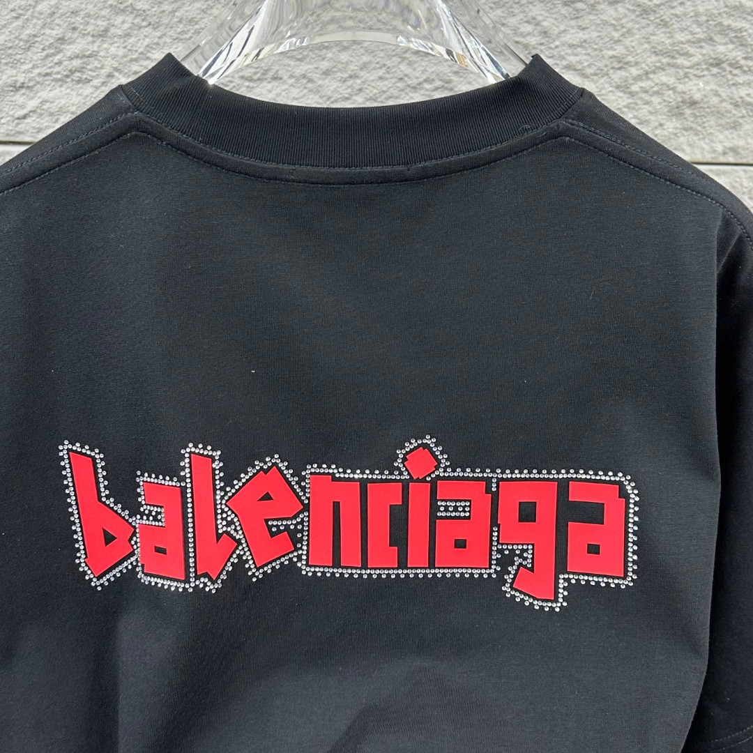 P80 Balenciaga*巴黎*2026 春夏新款短袖t恤 经典 立体厚板硅胶工艺+烫钻工艺 定制双纱平纹纯棉面料 男女同款 颜色：黑色 白色 尺码： S （90-130斤） M （120-150斤） L （140-165斤） XL （160-180斤） XXL （180-210斤）