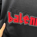 P80 Balenciaga*巴黎*2026 春夏新款短袖t恤 经典 立体厚板硅胶工艺+烫钻工艺 定制双纱平纹纯棉面料 男女同款 颜色：黑色 白色 尺码： S （90-130斤） M （120-150斤） L （140-165斤） XL （160-180斤） XXL （180-210斤）