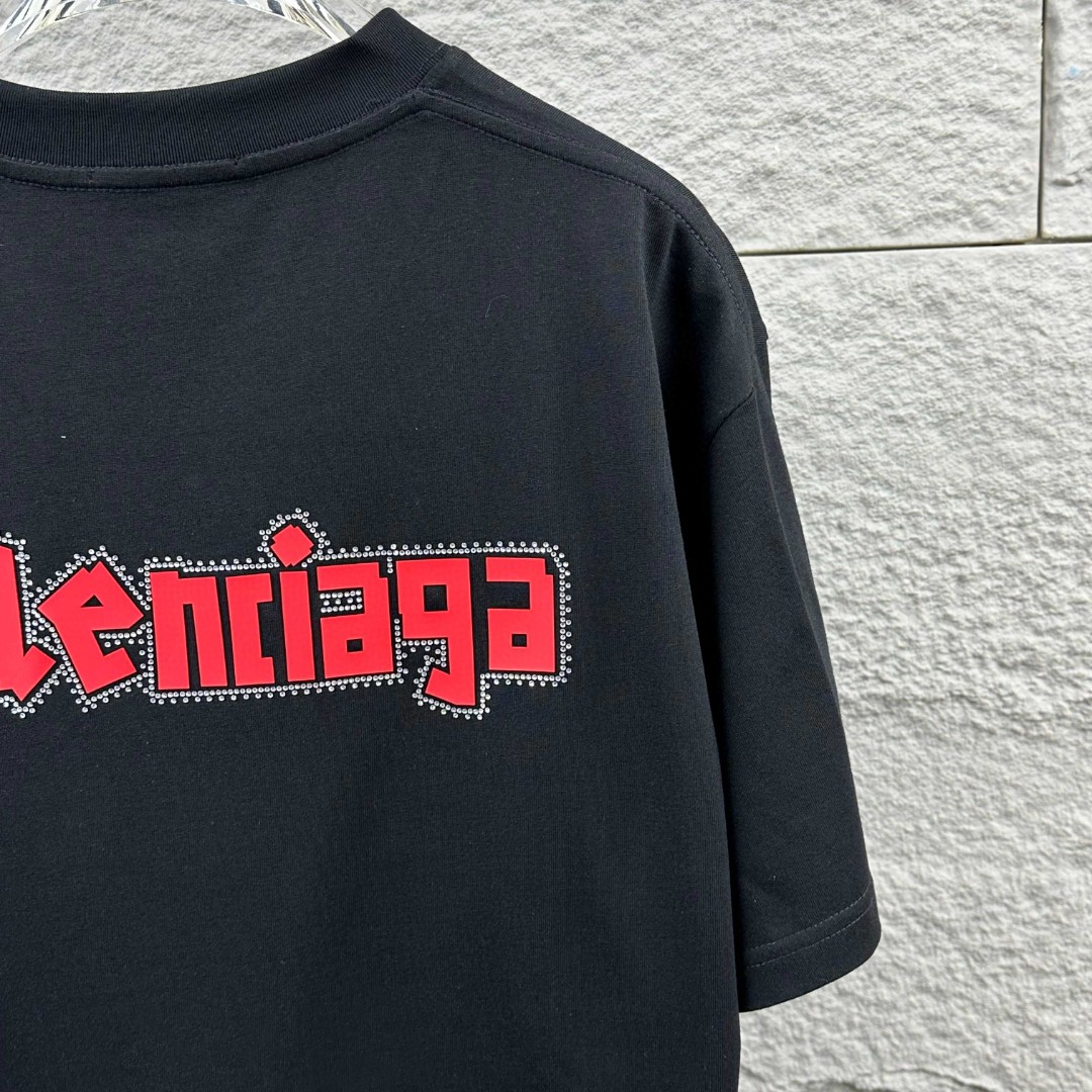 P80 Balenciaga*巴黎*2026 春夏新款短袖t恤 经典 立体厚板硅胶工艺+烫钻工艺 定制双纱平纹纯棉面料 男女同款 颜色：黑色 白色 尺码： S （90-130斤） M （120-150斤） L （140-165斤） XL （160-180斤） XXL （180-210斤）