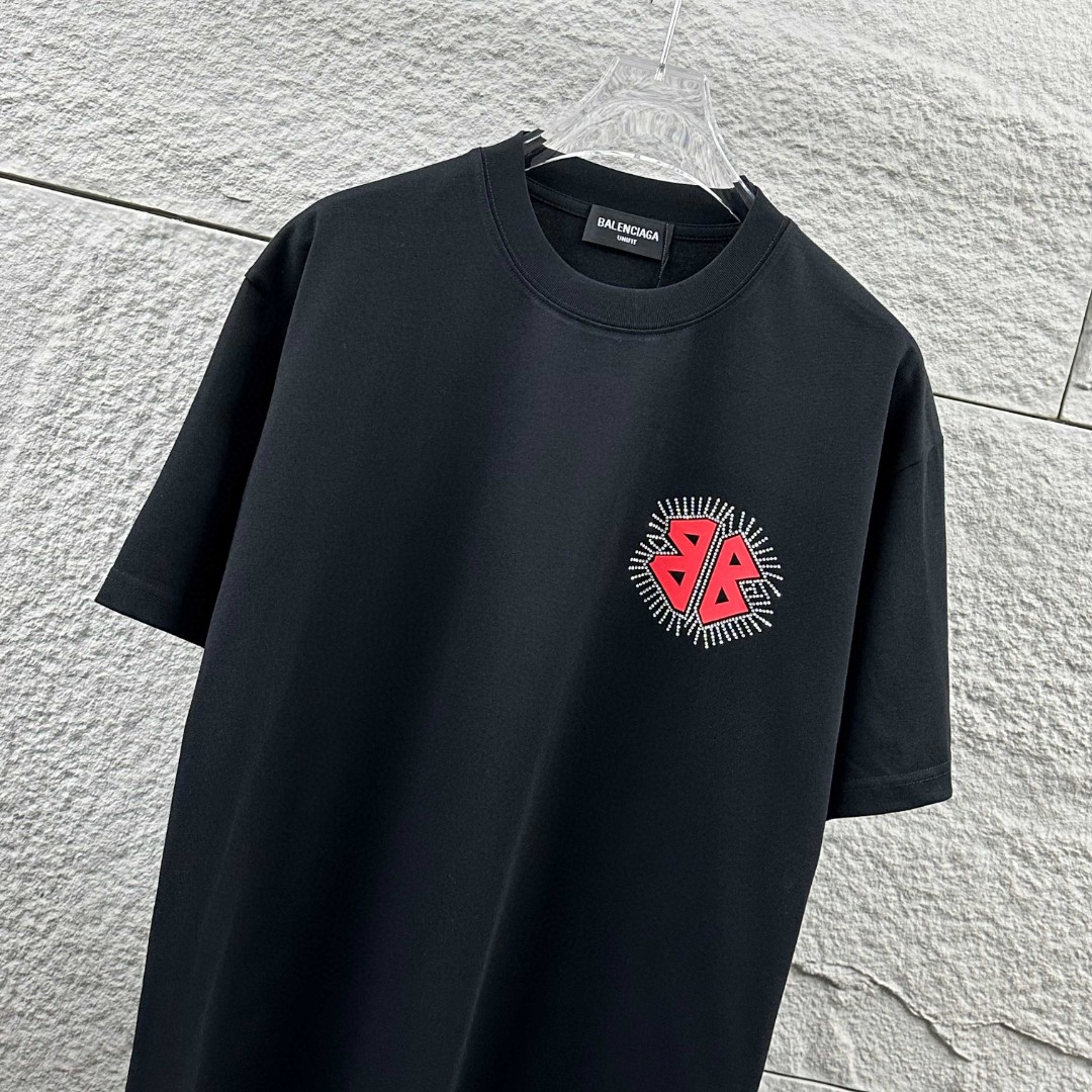 P80 Balenciaga*巴黎*2026 春夏新款短袖t恤 经典 立体厚板硅胶工艺+烫钻工艺 定制双纱平纹纯棉面料 男女同款 颜色：黑色 白色 尺码： S （90-130斤） M （120-150斤） L （140-165斤） XL （160-180斤） XXL （180-210斤）