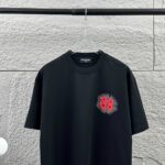 P80 Balenciaga*巴黎*2026 春夏新款短袖t恤 经典 立体厚板硅胶工艺+烫钻工艺 定制双纱平纹纯棉面料 男女同款 颜色：黑色 白色 尺码： S （90-130斤） M （120-150斤） L （140-165斤） XL （160-180斤） XXL （180-210斤）
