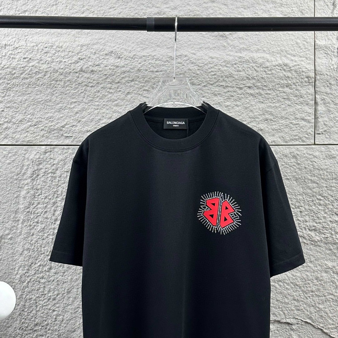 P80 Balenciaga*巴黎*2026 春夏新款短袖t恤 经典 立体厚板硅胶工艺+烫钻工艺 定制双纱平纹纯棉面料 男女同款 颜色：黑色 白色 尺码： S （90-130斤） M （120-150斤） L （140-165斤） XL （160-180斤） XXL （180-210斤）