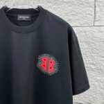 P80 Balenciaga*巴黎*2026 春夏新款短袖t恤 经典 立体厚板硅胶工艺+烫钻工艺 定制双纱平纹纯棉面料 男女同款 颜色：黑色 白色 尺码： S （90-130斤） M （120-150斤） L （140-165斤） XL （160-180斤） XXL （180-210斤）