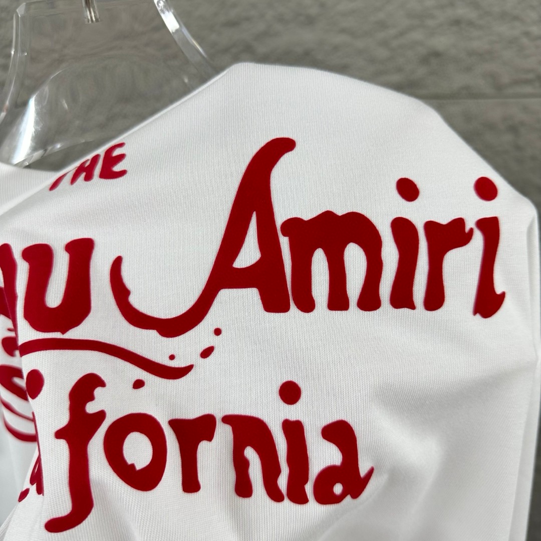 P80 Amiri*埃米尔 2026早春夏季新款 定制平纹纯棉双纱面料 短袖T恤 经典字母植绒工艺 男女同款 颜色：黑色 白色 尺码： S （90-130斤） M （120-150斤） L （140-165斤） XL （160-180斤） XXL （180-210斤）