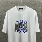 P80 Amiri*埃米尔 2026早春夏季新款 定制平纹纯棉双纱面料 短袖T恤 经典字母植绒+银色硅胶工艺 男女同款 颜色：黑色 白色 尺码： S （90-130斤） M （120-150斤） L （140-165斤） XL （160-180斤） XXL （180-210斤）