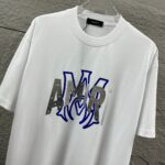 P80 Amiri*埃米尔 2026早春夏季新款 定制平纹纯棉双纱面料 短袖T恤 经典字母植绒+银色硅胶工艺 男女同款 颜色：黑色 白色 尺码： S （90-130斤） M （120-150斤） L （140-165斤） XL （160-180斤） XXL （180-210斤）