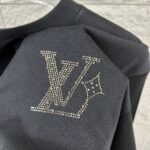 P80 1v 路易*2026春夏新款 经典大lv字母立体烫钻工艺设计 定制双纱平纹纯棉面料 短袖T恤 男女同款 颜色：黑色 白色 尺码： S （90-130斤） M （120-150斤） L （140-165斤） XL （160-180斤） XXL （180-210斤）