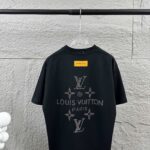 P80 1v 路易*2026春夏新款 经典大lv字母立体烫钻工艺设计 定制双纱平纹纯棉面料 短袖T恤 男女同款 颜色：黑色 白色 尺码： S （90-130斤） M （120-150斤） L （140-165斤） XL （160-180斤） XXL （180-210斤）