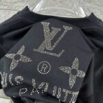 P80 1v 路易*2026春夏新款 经典大lv字母立体烫钻工艺设计 定制双纱平纹纯棉面料 短袖T恤 男女同款 颜色：黑色 白色 尺码： S （90-130斤） M （120-150斤） L （140-165斤） XL （160-180斤） XXL （180-210斤）