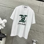P80 1v 路易*2026春夏新款 经典大lv字母立体厚板硅胶+工艺设计 定制双纱平纹纯棉面料 短袖T恤 男女同款 颜色：黑色 白色 花灰色 尺码： S （90-130斤） M （120-150斤） L （140-165斤） XL （160-180斤） XXL （180-210斤）