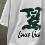 P80 1v 路易*2026春夏新款 经典大lv字母立体厚板硅胶+工艺设计 定制双纱平纹纯棉面料 短袖T恤 男女同款 颜色：黑色 白色 花灰色 尺码： S （90-130斤） M （120-150斤） L （140-165斤） XL （160-180斤） XXL （180-210斤）