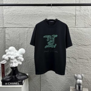 P80 1v 路易*2026春夏新款 经典大lv字母立体厚板硅胶+工艺设计 定制双纱平纹纯棉面料 短袖T恤 男女同款 颜色：黑色 白色 花灰色 尺码： S （90-130斤） M （120-150斤） L （140-165斤） XL （160-180斤） XXL （180-210斤）