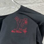 P80 1v 路易*2026春夏新款 经典大lv字母立体刺绣+印花工艺设计 定制双纱平纹纯棉面料 短袖T恤 男女同款 颜色：黑色 白色 尺码： S （90-130斤） M （120-150斤） L （140-165斤） XL （160-180斤） XXL （180-210斤）