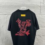 P80 1v 路易*2026春夏新款 经典大lv字母立体刺绣+印花工艺设计 定制双纱平纹纯棉面料 短袖T恤 男女同款 颜色：黑色 白色 尺码： S （90-130斤） M （120-150斤） L （140-165斤） XL （160-180斤） XXL （180-210斤）