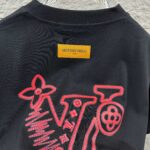 P80 1v 路易*2026春夏新款 经典大lv字母立体刺绣+印花工艺设计 定制双纱平纹纯棉面料 短袖T恤 男女同款 颜色：黑色 白色 尺码： S （90-130斤） M （120-150斤） L （140-165斤） XL （160-180斤） XXL （180-210斤）